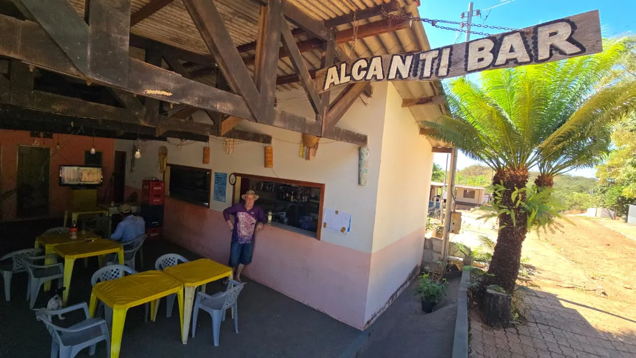 A fachada do Alcantibar, ponto de encontro na entrada da vila