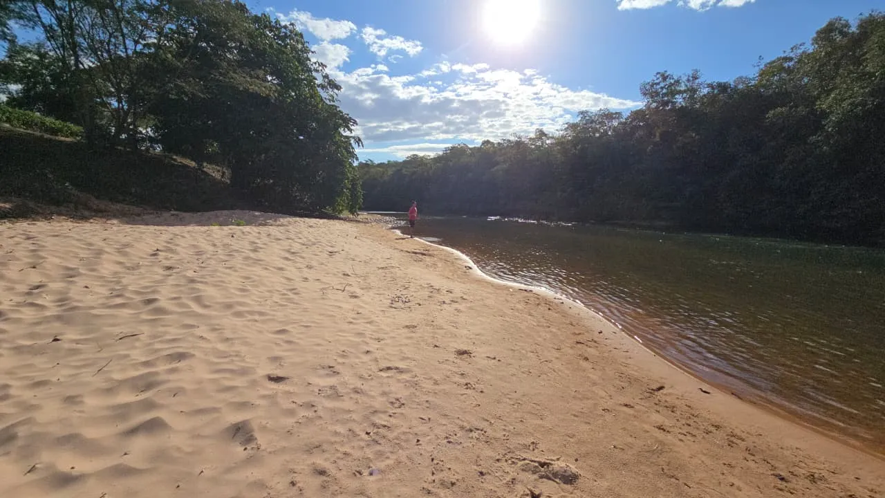 Na seca, o Rio Garças recua e abre praias de areia branca à beira da vila